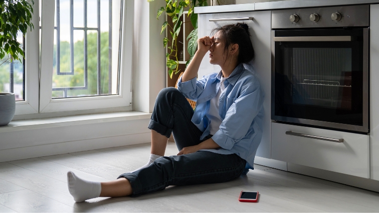 8-Effective-Ways-to-Deal-with-Narcissistic-Personalities Feminine looking person sitting on floor looking defeated | 8 Effective Ways to Deal with Narcissistic Personalities | Mindful Health Solutions